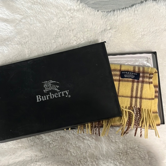 Accessories - Burberry scarf